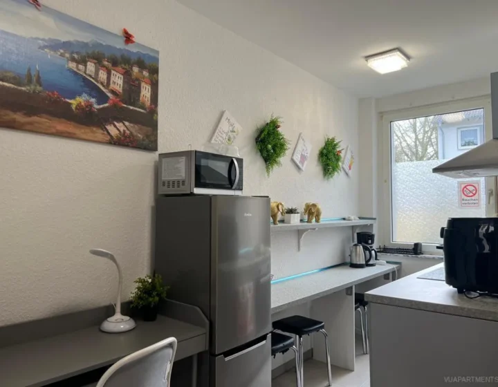 Küchenzeile mit Mikrowelle und Kühlschrank – Apartment 5 in Bochum