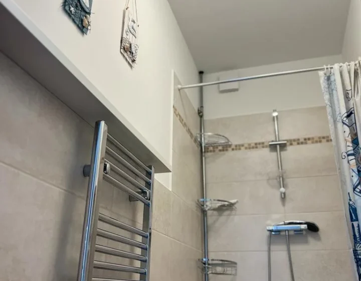 Badezimmer mit Dusche und Handtuchheizkörper – Apartment 5 in Bochum