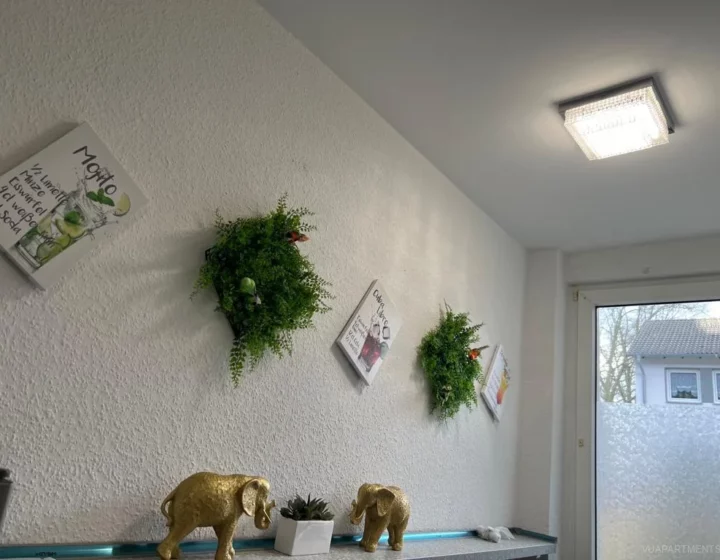 Küchenbereich mit Wanddekoration und Fenster – Apartment 5 in Bochum