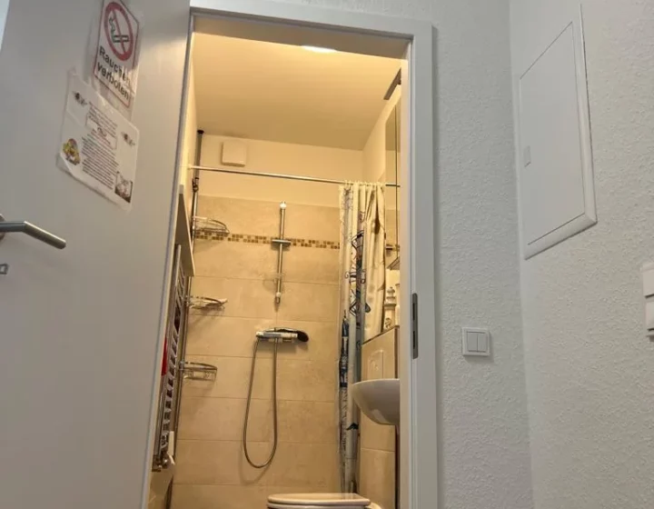 Blick von der Küche ins Badezimmer – Apartment 5 in Bochum