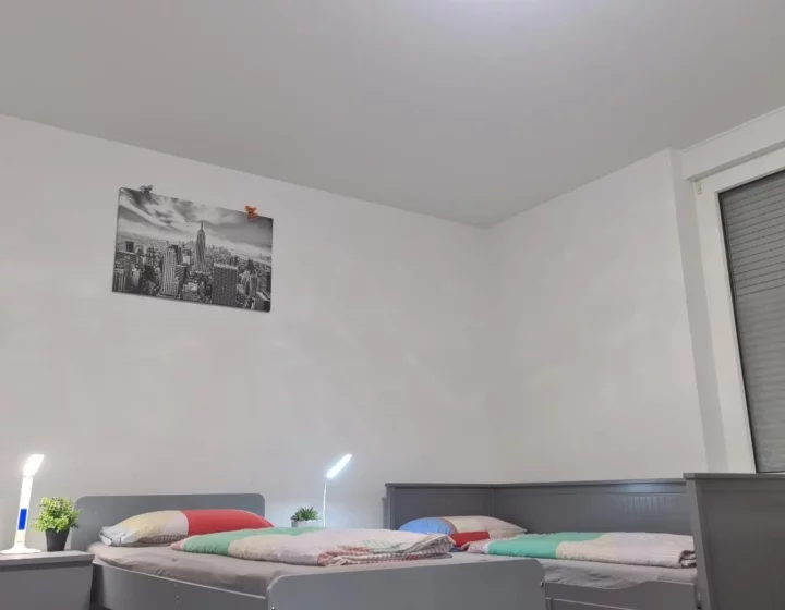 Schlafbereich mit mehreren Einzelbetten – Apartment 5 in Bochum