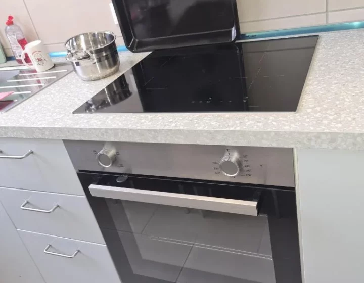 Kochfeld und Backofen in der Küche – Apartment 5 in Bochum