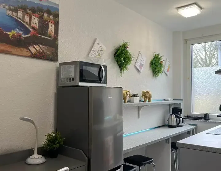 Küchen- und Essbereich am Fenster – Apartment 5 in Bochum